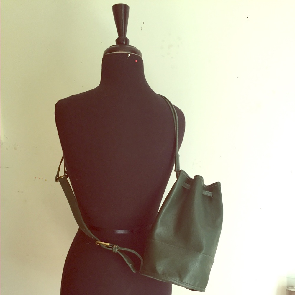 My apologizes **Correction : polyurethane handbag